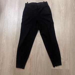 Aritzia Black Ankle Cropped Pants Sleek Design